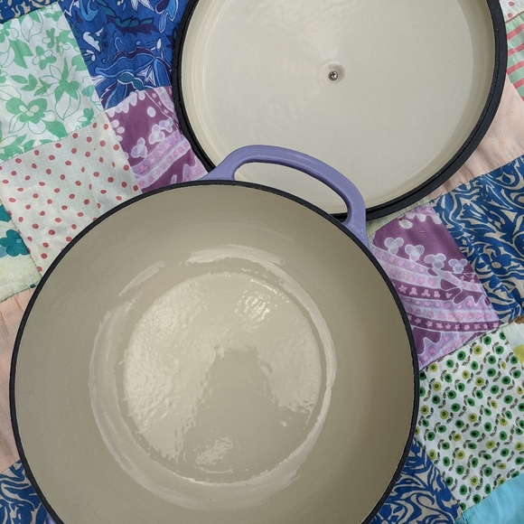 SOLD Lodge 7.5 Quart Lilac Dutch Oven - Picture 4 of 6